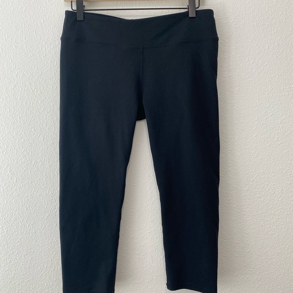 Fabletics Black Capri SZ M - Picture 2 of 6